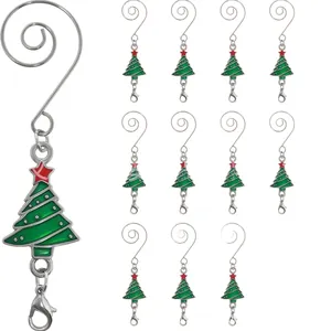 Vista dettagliata del set da 12 ganci natalizi in argento con ciondoli albero di Natale