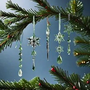 Eleganti fiocchi di neve e ghiaccioli in cristallo acrilico su un ramo di pino natalizio