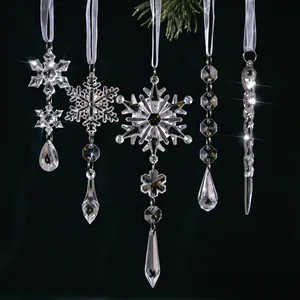 Detailansicht funkelnder Acryl-Schneeflocken und Eiszapfen für den Weihnachtsbaum.