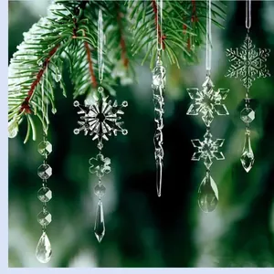 Dettaglio di fiocchi di neve e ghiaccioli in acrilico trasparente su albero di Natale