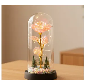 Primer plano de una lámpara de rosa irisada con luces LED en una cúpula de cristal