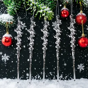 Ornements de glaçons en acrylique avec boules de Noël rouges et branches de pin enneigées