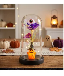 Vista detallada de rosa de Halloween en cúpula con ojo y figura de fantasma calabaza