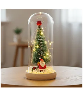 Mini árbol de Navidad en cúpula de cristal con luces LED cálidas y figura de Papá Noel