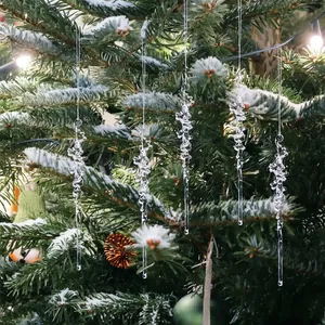 Vue détaillée de glaçons en acrylique transparent sur un sapin de Noël enneigé