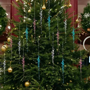 Gros plan d'ornements de glaçons en acrylique bleu rose et clair sur un sapin de Noël.