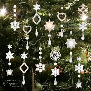 Detailansicht funkelnder Kristall-Schneeflocken und Eiszapfen-Hänger an einem Weihnachtsbaum