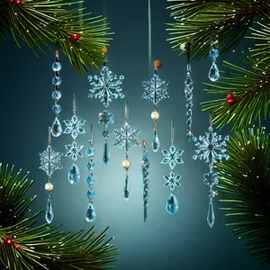 Vista detallada de adornos para árbol de Navidad de acrílico con copos y carámbanos.