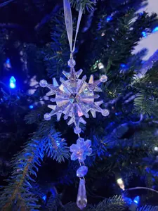 Fiocco di neve in cristallo acrilico appeso all'albero di Natale con goccia ghiacciolo