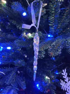 Dettaglio di un ghiacciolo in acrilico iridescente appeso a un albero di Natale