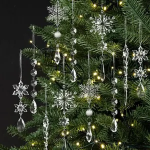 Primo piano di fiocchi di neve e ghiaccioli natalizi in acrilico su un albero festivo
