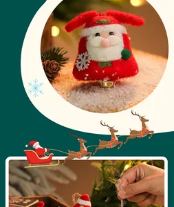 Detailopname van een handgemaakte kerstbel van rood wolvilt voor kerstboomdecoratie