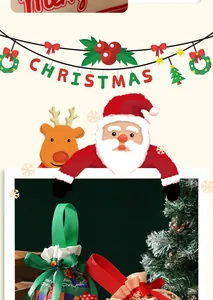 Nahaufnahme von Samt-Weihnachtsbeuteln mit festlichem Merry Christmas Aufdruck