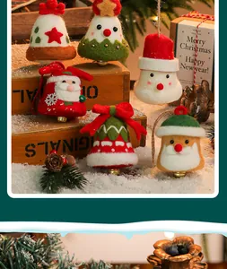 Close-up van handgemaakte kerstbelornamenten van wolvilt met kerstman en sneeuwpop