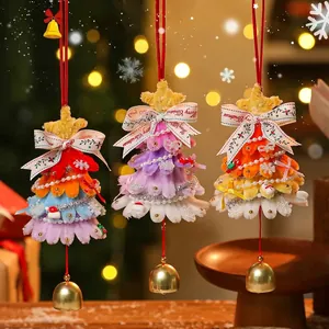Addobbo natalizio fatto a mano in nettapipe a forma di albero con campanello dorato