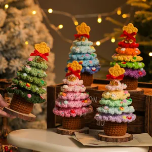 Árboles de Navidad hechos a mano a ganchillo con decoraciones festivas de regalo