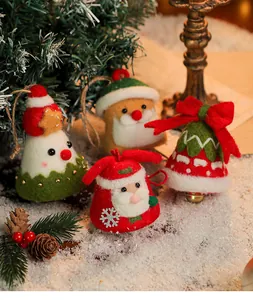 Handgemaakte kerstversieringen van vilt sneeuwpop en kerstman hangende decoratie
