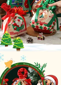 Detailansicht festlicher Weihnachts-Geschenkbeutel mit Samtgriffen und Weihnachtsmann-Motiven.
