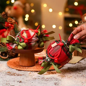 Festliche rot karierte Weihnachtsgeschenktüten in Bonbonform mit grünen Schleifen