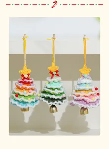 Drei bunte handgehäkelte Weihnachtsbaumanhänger mit Sternen und goldenen Glocken