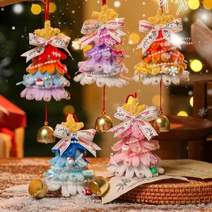 Ornamenti per alberi di Natale in scovolini colorati fatti a mano con campanelli d'oro