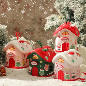 Scatole regalo di Natale a forma di casa in rosso, verde e rosa per mele festive