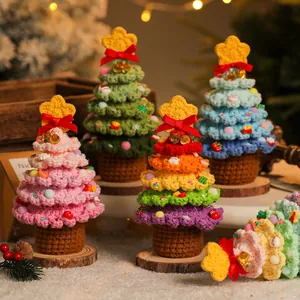 Árboles de Navidad coloridos tejidos a ganchillo para decoración festiva de mesa