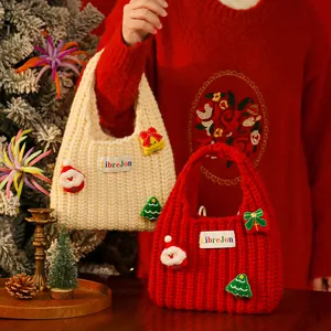 Festliche gestrickte Weihnachts-Geschenktüten in Rot und Creme mit Nikolaus-Aufnähern