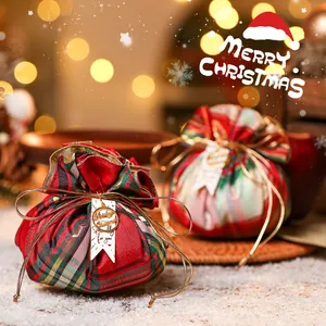 Festliche rot-karierte Samt-Weihnachtsbeutel mit goldenem Kordelzug und Anhängern.