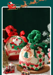 Detaillierte Ansicht weihnachtlicher Samt-Geschenkbeutel mit Kordelzug, Bändern und Rüschengriff.