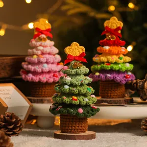 Árboles de Navidad hechos a mano a ganchillo con base de madera y adornos