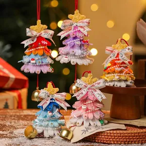 Decorazioni natalizie fatte a mano in scovolino colorato con campanelli dorati
