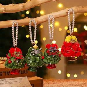 Handgefertigter Weihnachtsbaumanhänger aus Chenille mit Perlenkette für Geschenke.