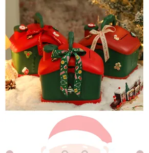 Scatola regalo casa di Natale e salvadanaio con nastri festivi decorati