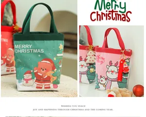 Dettaglio di sacchetti regalo natalizi in tela con simpatici orsetti e renne a cartone.