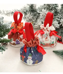 Set di sacchetti regalo di Natale con coulisse, Babbo Natale e manici rossi.