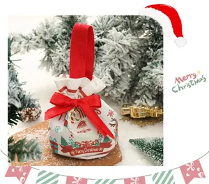 Primo piano di un sacchetto regalo di Natale con Babbo Natale e un fiocco rosso decorativo