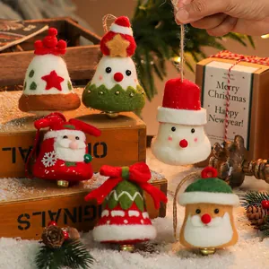 Handgemaakte wollen vilt kerstbel ornamenten met kerstman en sneeuwpop figuren