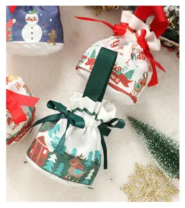 Dettaglio ravvicinato di sacchetti regalo di Natale con motivi a renna e nastri festivi