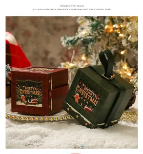 Nahaufnahme festlicher grüner und brauner Weihnachtsgeschenkboxen mit Griffen