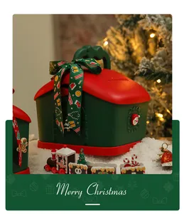 Vista dettagliata di una scatola regalo di Natale festiva a forma di casa e salvadanaio