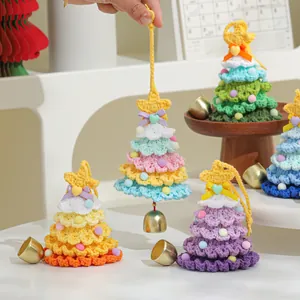 Handgemachter bunter Häkel-Weihnachtsbaumschmuck mit festlichen Sternen und Glocken