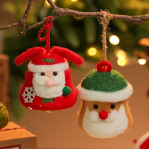 Handgemaakte naaldvilt kerstversieringen van de kerstman en elfen op een tak.