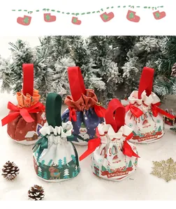Vista dettagliata di sacchetti regalo di Natale colorati con motivi festivi e coulisse.