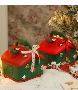 Vista dettagliata delle scatole regalo di Natale a forma di casa con decorazioni