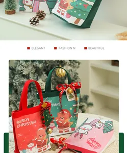 Primo piano di colorati sacchetti regalo di Natale in tela con motivi di orsi