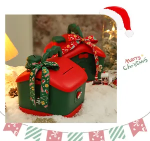 Vista dettagliata di scatole regalo di Natale a forma di casa rosse e verdi con nastri.