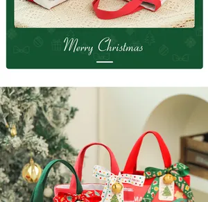 Dettaglio di festosi sacchetti regalo di Natale in tela con nastri colorati e campanelli