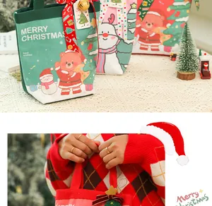 Primo piano di un sacchetto regalo di Natale in tela rossa con un simpatico orso.