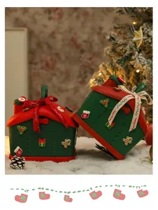 Scatole regalo di Natale a forma di casa con nastri decorativi e icone.